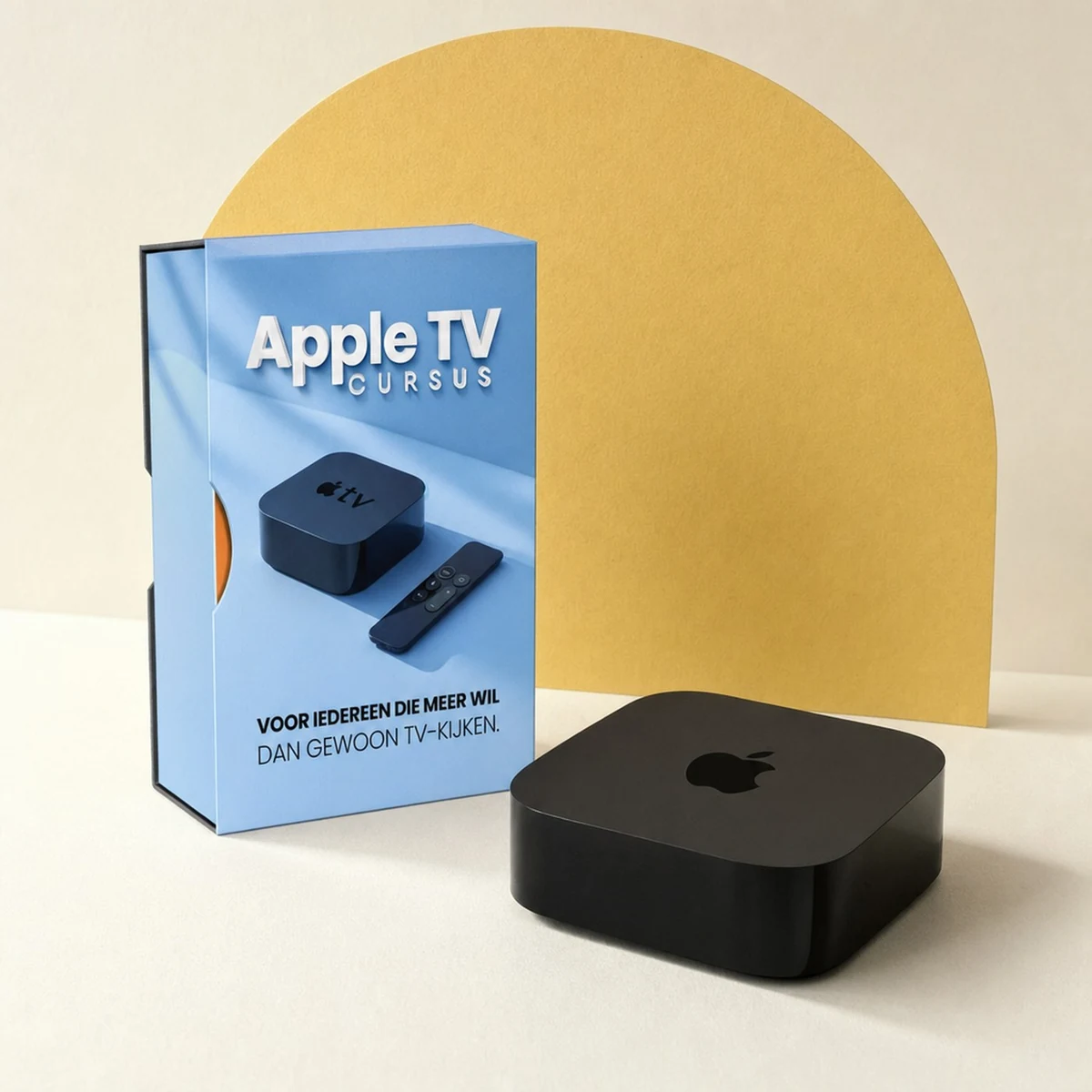 De cursusdoos van de Apple TV-cursus naast een echte Apple TV